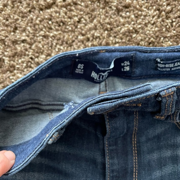 Hollister jeans one size. 2 pairs 24wx26l - Picture 3 of 4